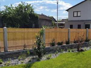 Quadratzaun aus Lärchenholz mit Granitpfosten in einem Neubaugebiet in Zandt, Denkendorf, Bayern