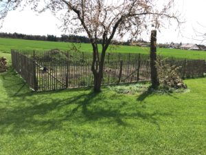 Rustikaler Kastanienzaun als Umrandung für ein Beet in Attenzell bei Kipfenberg