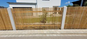 Quadratzaun aus Lärchenholz mit Granitpfosten vor einem Neubau in Zandt, Denkendorf, Bayern
