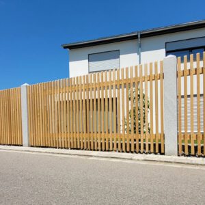 Quadratzaun aus Lärche mit Granitsäulen vor einem Neubau in Zandt, Denkendorf, Bayern