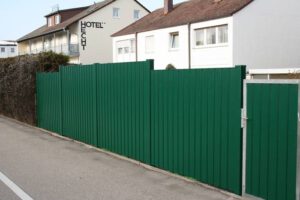 Sichtschutzwand aus Aluminium in Ingolstadt - grün pulverbeschichtet