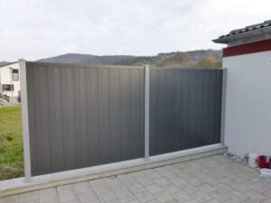 Sichtschutzwand aus Aluminiumbrettern in anthrazit