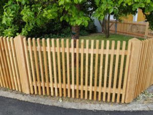Quadratzaun aus Holz mit Holzpfosten umrandet Garten mit Bäumen in Zandt, Denkendorf, Bayern