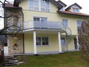 Edelstahlbalkon nach Kundenwunsch mit Wendeltreppe