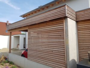 Carport aus Holz an einem Neubau im Raum Ingolstadt