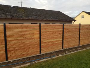 Sichtschutzwand aus Holz mit Pfosten aus Aluminium im Landkreis Eichstätt